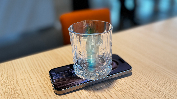 Nu finns en ny metod som tar videosamtalet ett steg längre. Hologram – med hjälp av kristallglas.
