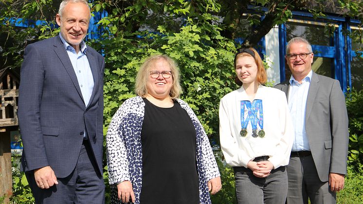 Wilhelm Bechtel, Vorsitzender des Vorstands (l.), und Mario Jahn, stellvertretendes Mitglied des Vorstands (r.), freuen sich mit Astrid Meyer-Breither, Konrektorin der Hephata-Förderschule und Schülerin Tamara Baumgärtner über die sportlichen Erfolge