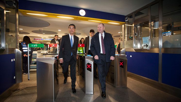 Hongkongs regeringschef MR Leung och Peter Viinapuu