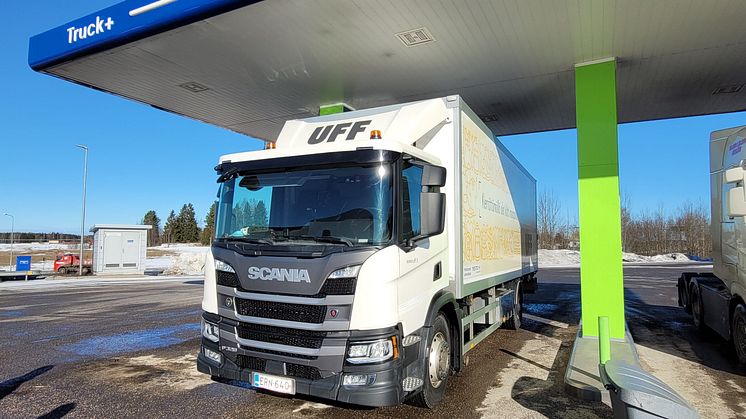 UFF:n seitsemän taloudellista Scaniaa tankkaavat Neste MY uusiutuvaa dieseliä.