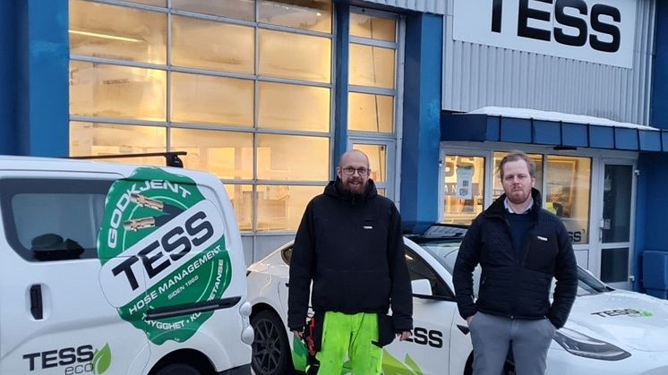 Per Christian Bjørnstad og Henning Sundseth utenfor TESS Hjelset.