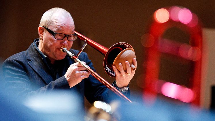 Den mångsidige musikern och trombonisten Nils Landgren får Sir George Martin Music Award 2012
