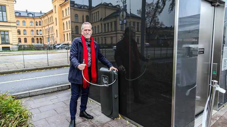 Daniel Helldén vid en av de 34 helautomatiska cykelpumparna