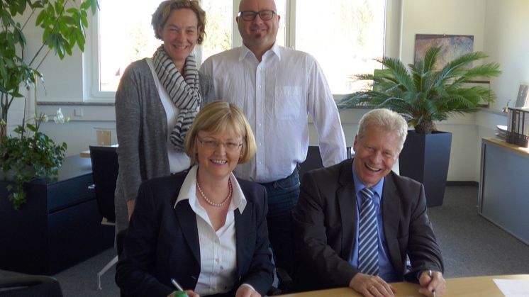 Bürgermeister Gum (v. r.) und Bayernwerk-Kommunalverantwortliche Jekelius (v. l.) unterzeichnen die neuen Verträge.