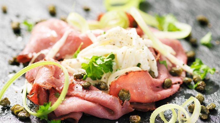 Rostbiff med krämig rotselleri, hyvlad blekselleri och smörstekt kapris 