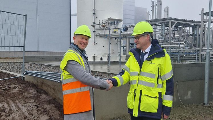 Matti Oksanen, ansvarig för biogasaffären på St1, och Magnus Kårestedt, VD Borås Energi och Miljö, inviger den nya biogasanläggningen. 