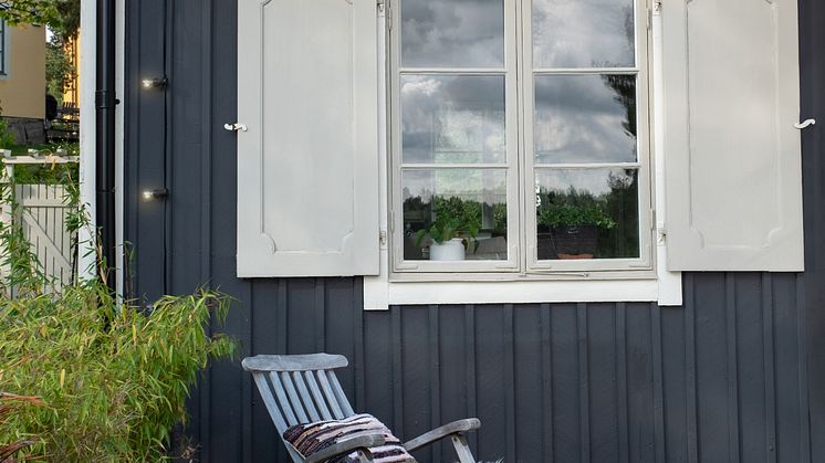Alcro-bestå accent-fasad 153 Blygrå-fönste 460 Varmvit.jpg