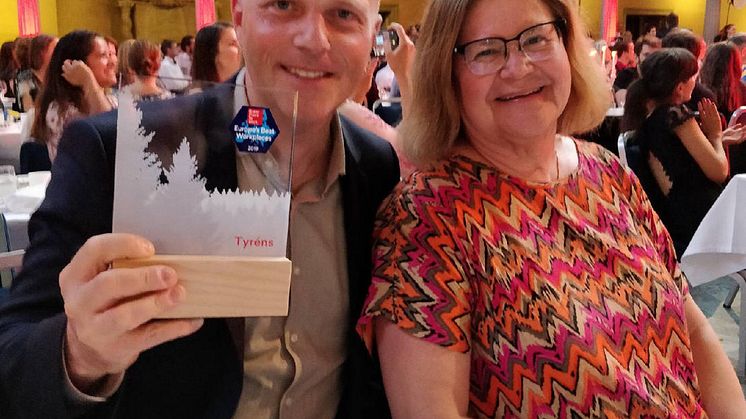 Prisutdelning i stadshuset. Andreas Behm Fredin, regionchef och Birgitta Olofsson, vice vd på Tyréns