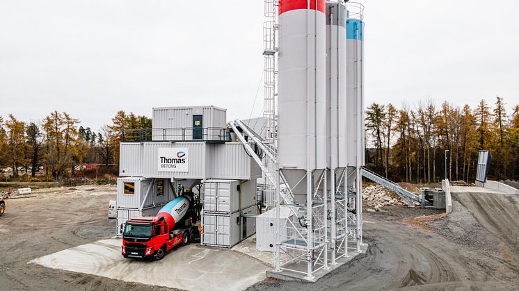 Den första betongen på väg att köras ut från den nya fabriken i Västerås.