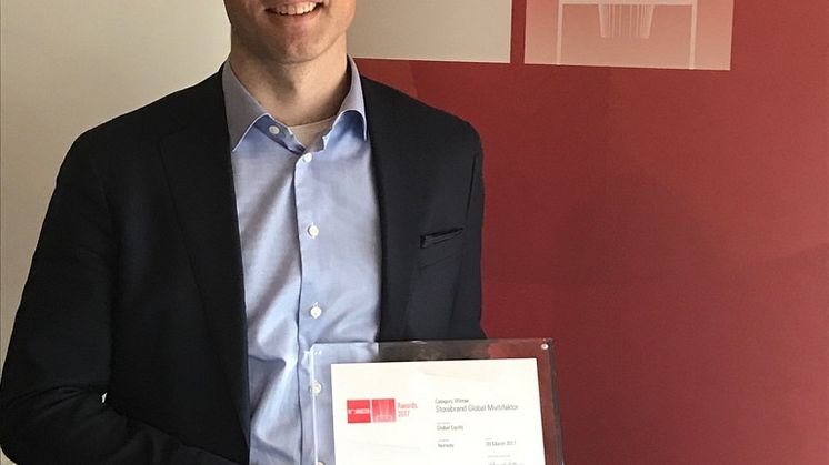 Bård Bringedal, leder for Aksjeforvaltning i Storebrand Kapitalforvaltning, mottok prisen for beste globale aksjefond på vegne av Storebrand.