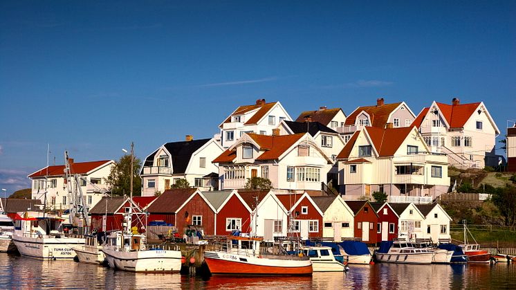 Houses and fishing shacks at the water - Photo Jonas Ingman
