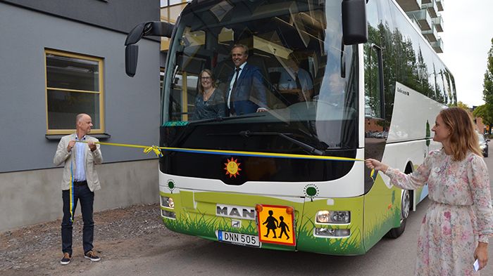 Gunnar Fast, skolområdeschef, Anna Borgert, förskolechef, Niklas Wikström (L), barn- och ungdomsnämndens ordförande och förste vice ordförande Anna Dahlén Gauffin (S) invigde bussen. 