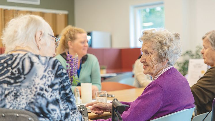 Synnøve (t.v.) og Lilleba er enige om at det er mange gode tilbud på Grorudhuset. Foto: Mariell Midtbø Bøyum/Kikkut