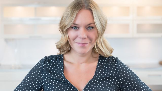 Sommelieren Maya Samuelsson berättar om varför champagne även borde avnjutas till mat och tipsar om vikten av att använda rätt glas för den rätta upplevelsen.