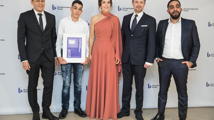 Den socialøkonomiske virksomhed FRAK modtog Kronprinsparrets Sociale Stjernedryspris 2019 for at bygge afgørende bro til nye netværk, som leder de unge fra udsatte boligområder på en positiv vej ind i voksenlivet.  
