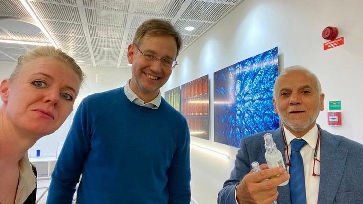 Selfie! Swecares VD Maria Helling, Bactiguards nya VD Anders Göransson och Jordaniens minister för social utveckling, Ayman Al-Mufleh.