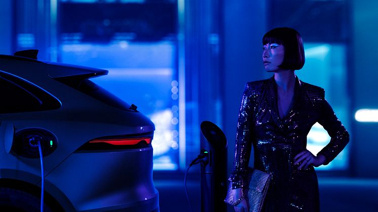 Jag_F-PACE_24MY_Exterior_12_PHEV_Charging_Lifestyle_GL_038_DX_141222