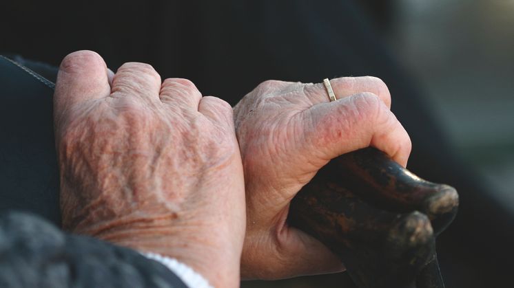 Living with dementia can be confusing and emotionally turbulent. But light therapy can help balance some of the symptoms. (Photo: Ola Ericson)