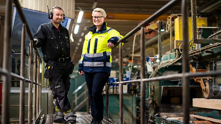 Setra investerar 400 miljoner vid enheten i Malå. Marlene Bergström, platschef Malå, med kollega. Foto: Setra