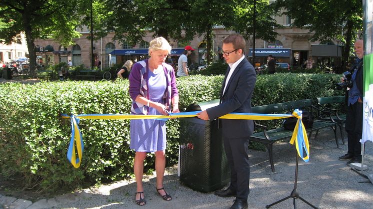 Ulla Hamilton och Christoffer Järkeborn invigde självtömmande papperskorgar vid Mariatorget  