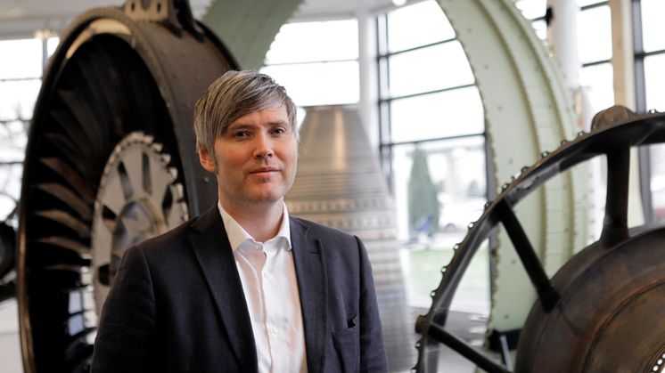 Joel Andersson, nyutnämnd professor i Materialvetenskap. Här intill en svetsfabricerad  flygmotorkomponent till en Boeing 747 på GKN Aerospace – ett exempel på vad hans forskning om svetsbarhet i superlegeringar handlar om. Foto: Andreas Borg