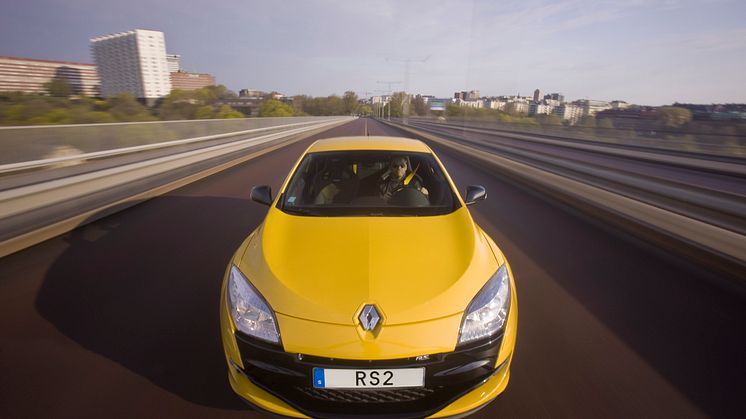  NYA MÉGANE RS VISAR EN SPORTIGARE SIDA AV RENAULT FILMAD I STOCKHOLMSMILJÖ 