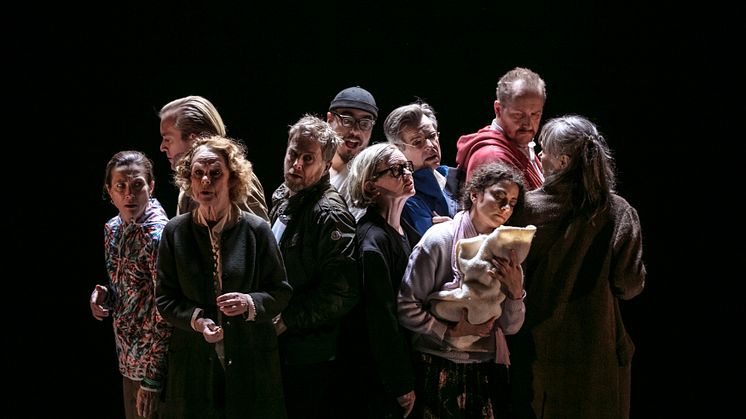 Ensemblen i Solitaire är Malin Mases Arvidsson, Bengt Braskered, Per Burell, Bianca Cruzeiro, Otto Hargne, Maria Hedborg, Marianne Nielsen, Mikaela Ramel, Jonas Sjöqvist och Niklas Åkerfelt. Foto: Mats Bäcker