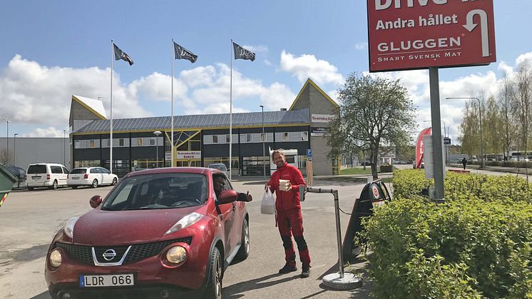 Johan Björklund på Gluggen serverar Drive-In på Gluggen Hemsta i Gävle