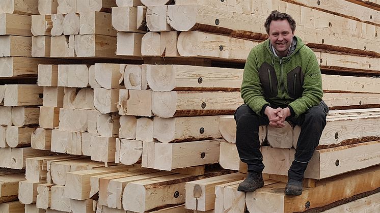 Alexander Björsell, platschef på Lillevrå såg, på en stapel med grävmaskinsmattor.