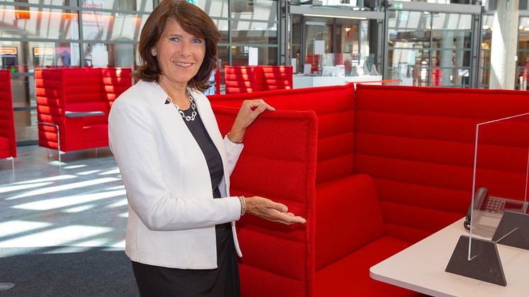 Vorstandsmitglied Marlies Mirbeth lädt alle Kunden zu einem Finanzberatungsgespräch ein.