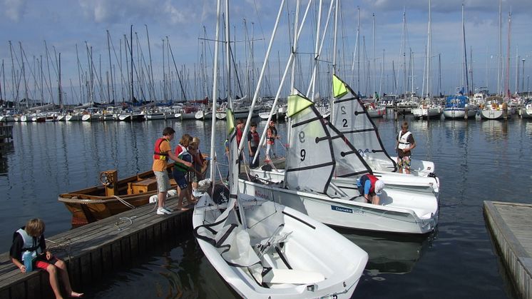 Hamnens sponsorsatsning innebär att 31 unga från utvecklingsområden får uppleva hamn- och seglingslivet. Bild: Gårdstensbostäder AB.