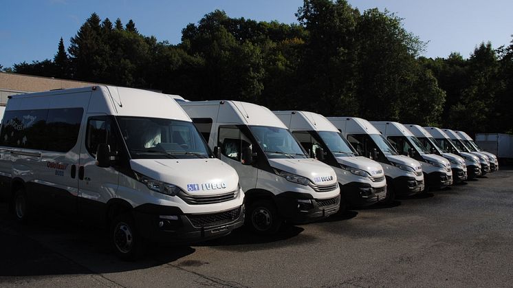 Iveco Norge AS er i gang med en leveranse av 57 Iveco Daily 40C14N 10-seters minibusser til Oslo Taxibuss AS.