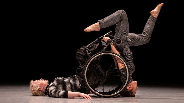 Fine Lines, duett i koreografi av Roser López Espinosa. Dansare: Madeleine Månsson, Anna Borràs Picó. Skapades 2020 som en del av projektet Europe Beyond Access.