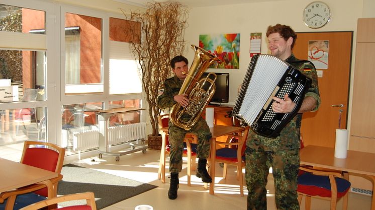 Mirco Jahreis spielt Tuba, Michael Speser Akkordeon.