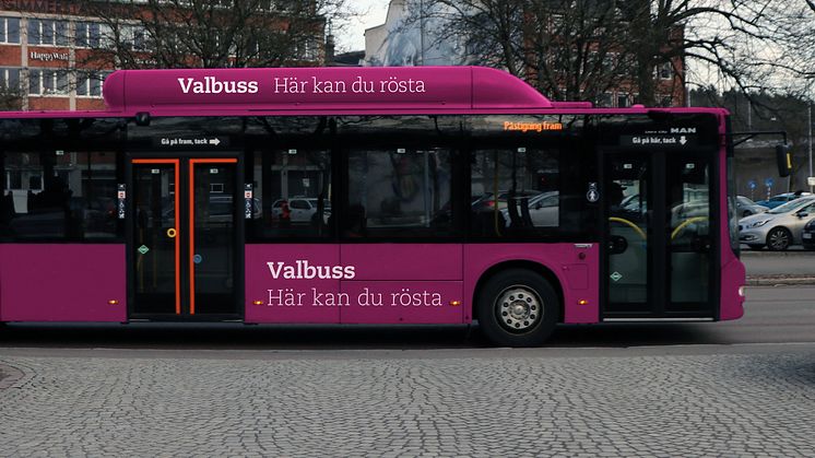 Valbuss på väg. Bilden är ett montage - den verkliga bussen ser inte exakt ut så här.