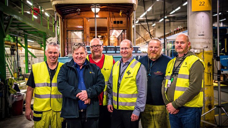 Foran veterantrikken - f.v: Elektriker Einar Berger, avtroppende verkstedssjef Lars Olsen, industrimekaniker Øivind Iversen, påtroppende verkstedssjef Jan Andersen, industrimekaniker Roger Johansen, trikkefører og HVO Geirr Cranner