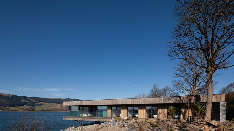 „Rock Cove, ein modernes Wohnhaus an der schottischen Küste, schwebt auf Stahlstützen über den Klippen.