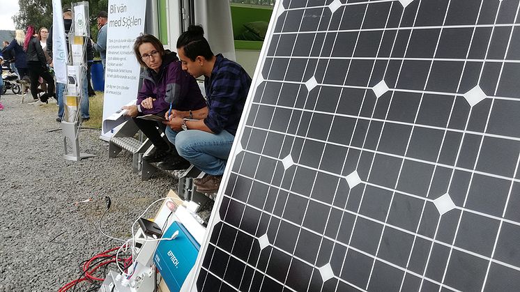 Umeå kommuns energi- och klimatrådgivning ger gratis och opartisk vägledning för den som vill installera solceller.