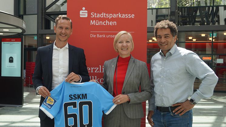 V.l.: Marc-Nikolai Pfeifer (TSV 1860 München), Sabine Schölzel (SSKM) und Wilson Pearce (Infront Germany GmbH).