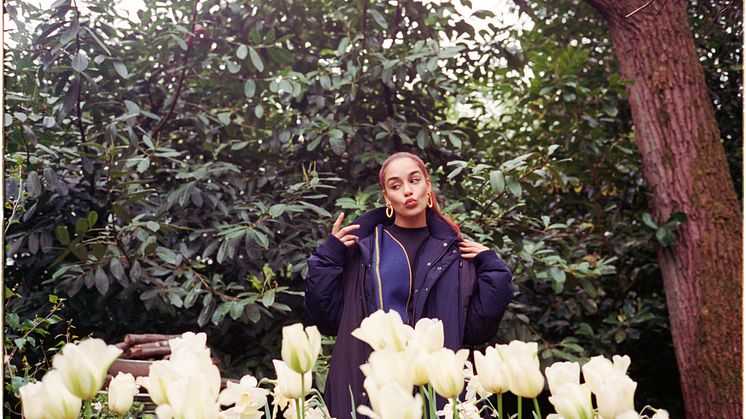 Jorja på musikkvideoinnspillingen av låta «Home» i Uxbridge i England. Foto: Mike Excell.