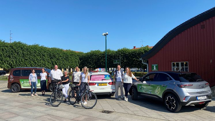Representanter från Åkessons Bil, Taxi Lidköping, Götene och Skara kommun, Destination Läckö-Kinnekulle och Lundsbrunn Resort & Spa samlades på Nya stadens torg för att visa upp och berätta om de olika lösningarna.