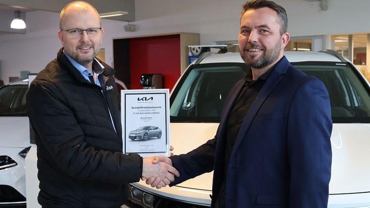Kia Import Danmark overraskede Kia salgskonsulent, Kenneth Stærk fra Autohuset Vestergaard i Svendborg med en fin anerkendelse for den kontinuerlige toppræstation i at skabe gode salgsoplevelser