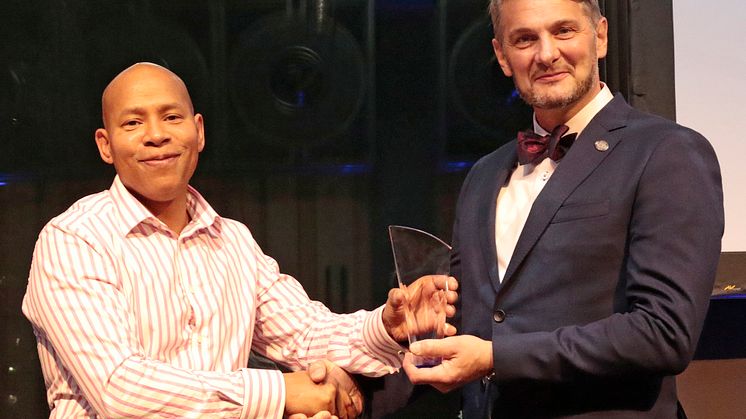 Nigel Craig mottar Graham Burnett Volunteer of the Year Award