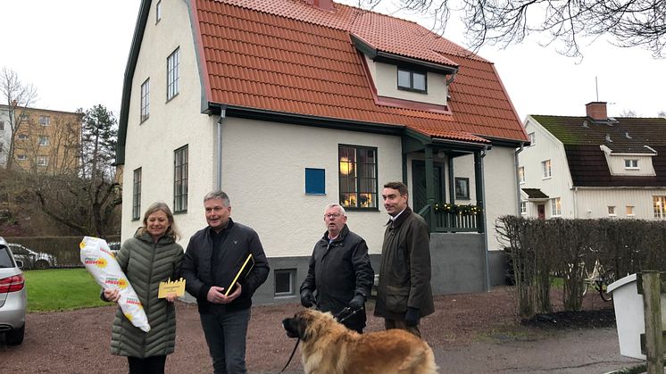 Bild på förra årets vinnare, Tomas och Tina Elander som fick priset för restaureringen av sin villa från 1920-talet.