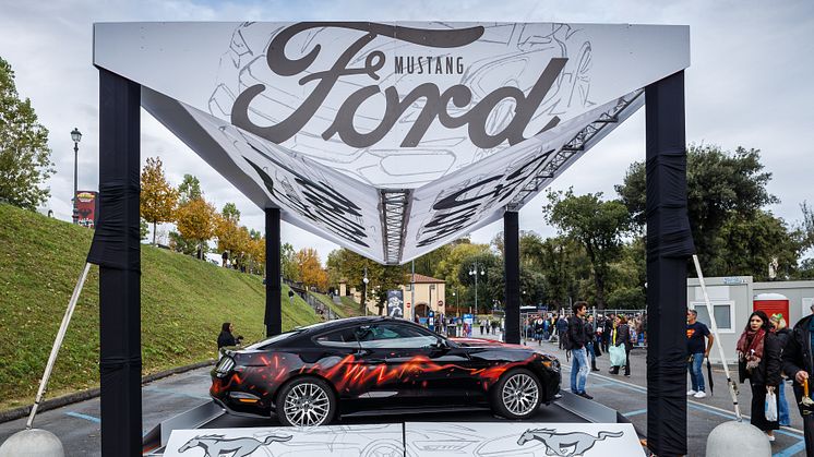 Ford Mustang genopstår som graffitikunst