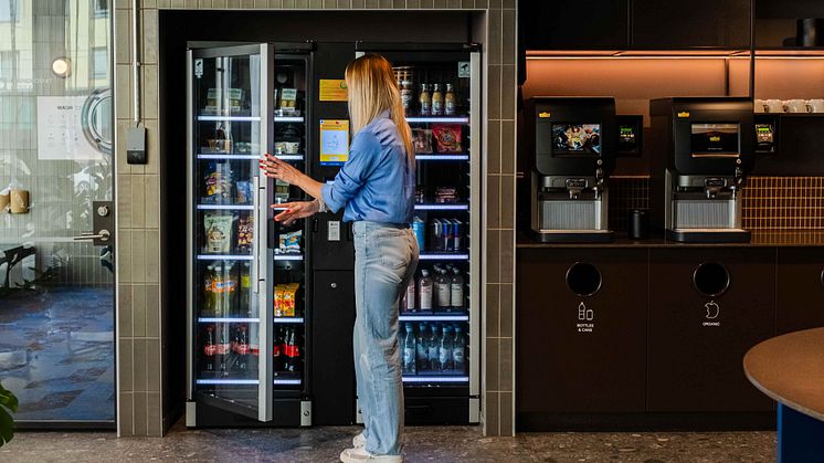 Gjest forsyner seg fra salgsautomat på Citybox Helsinki