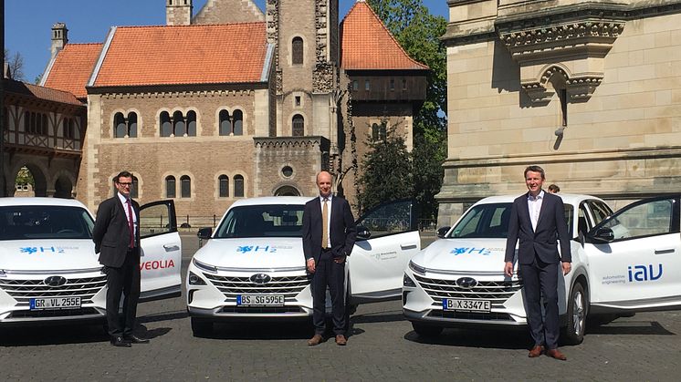 Julien Mounier (Veolia) Erster Stadtrat Christian Geiger und Abteilungsleiter Ralf Wascheck (IAV) präsentieren die neuen Fahrzeuge