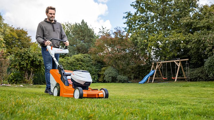 Komfortabelt og lett med selvgående batterigressklipper fra STIHL