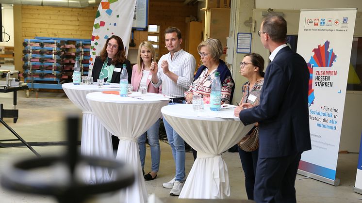 Auf dem Podium (von links): Lisa Gnadl (SPD), Wiebke Knell (FDP), Martin Felix (Grüne), Sabine Bächle-Scholz (CDU), Heidemarie Scheuch-Paschkewitz (Linke) und Moderator Peter Hanack.  