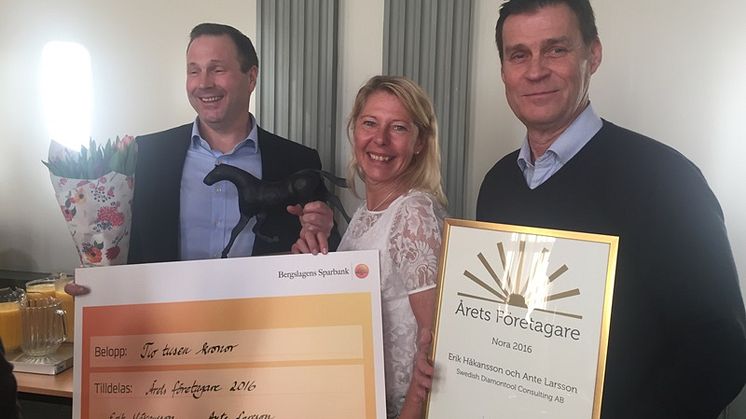 På bilden ser vi pristagaren Erik Håkansson tillsammans med bankens VD Cecilia Jeffner och Christer Gryhed, bankens kontorschef i Nora.
